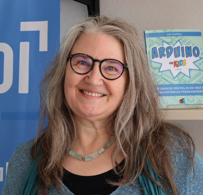 Nadja Breidenstein, MINT-Bildungsexpertin und fachliche Beraterin von Modolino, in der TechnoTHEK der Stadtbücherei Frankfurt am Main